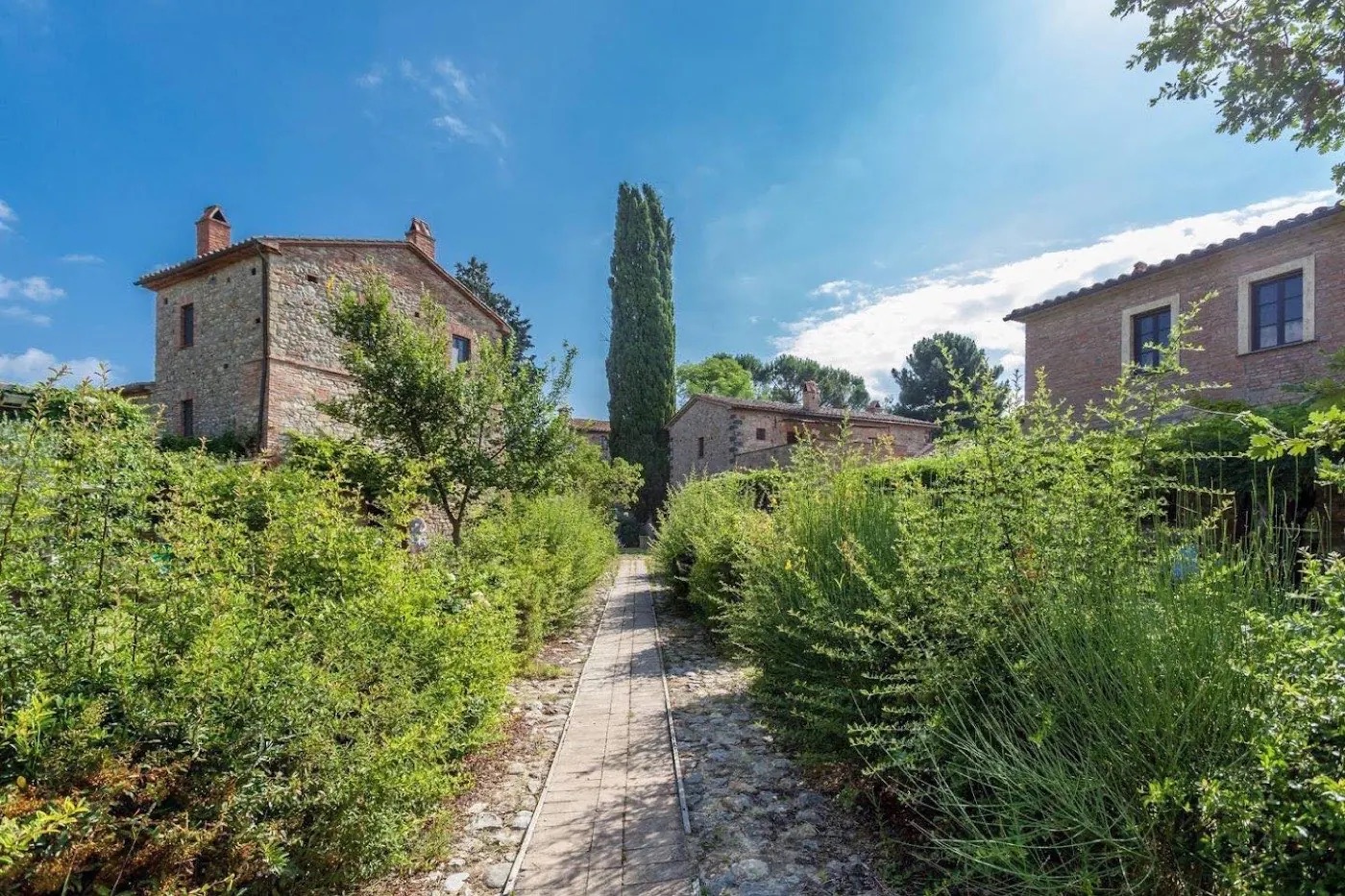 Il vialetto in pietra del borgo