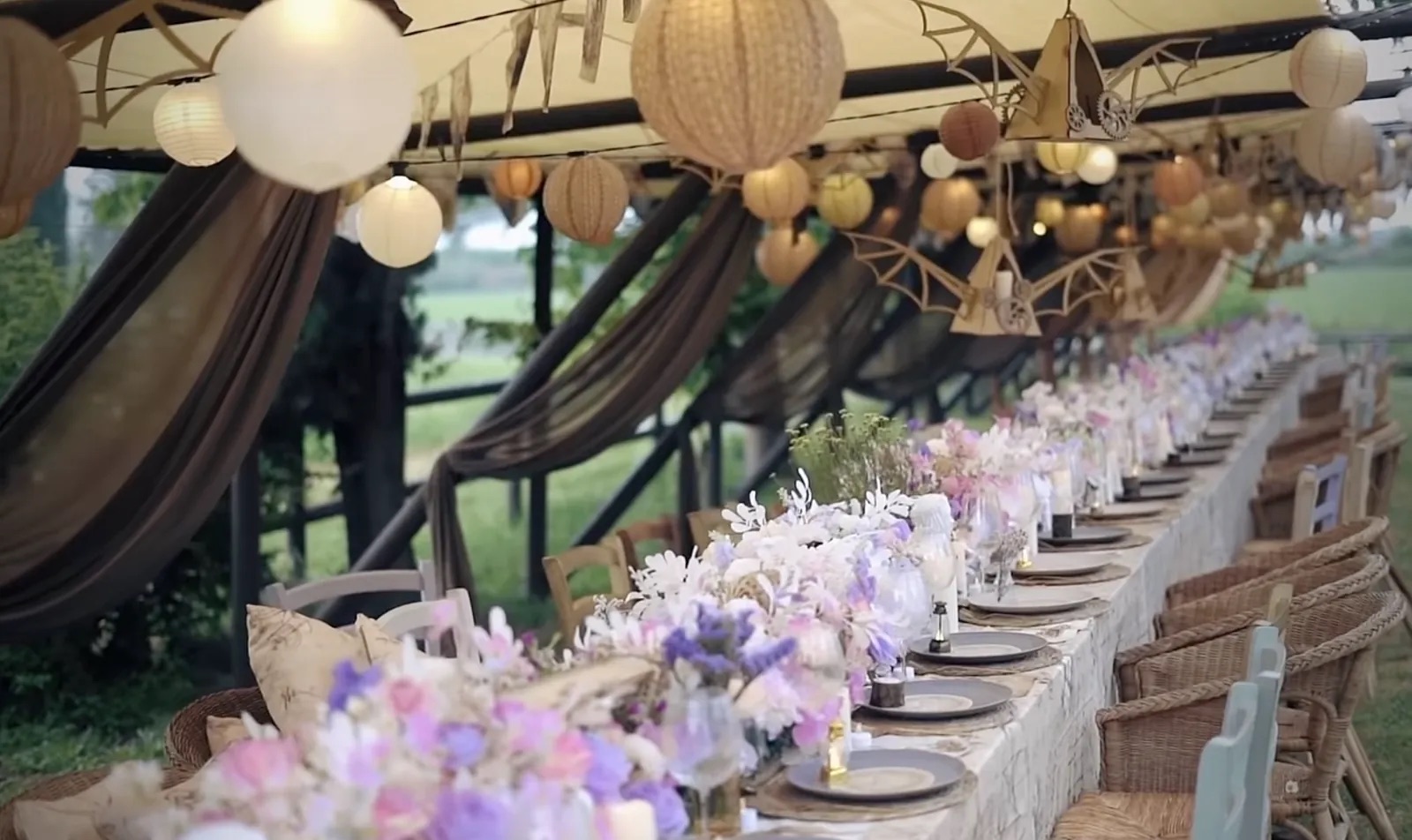 Allestimento della cena con lanterne e fiori