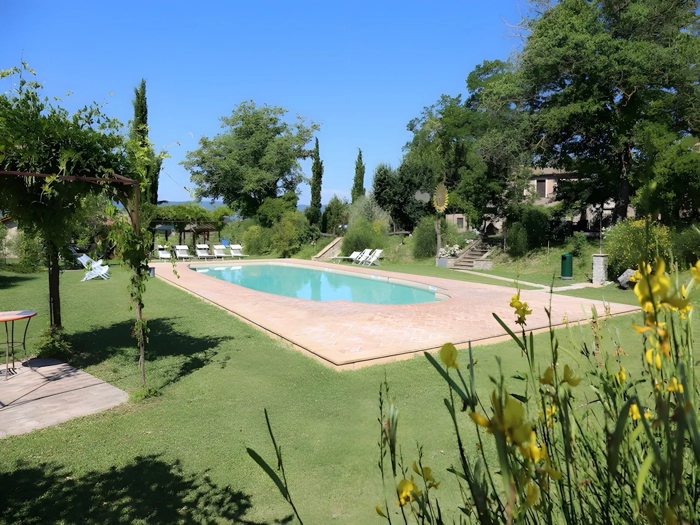 Vista del borgo dalla strada
