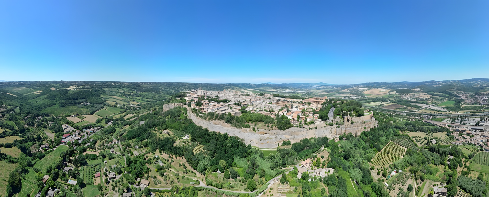 Orvieto · prospettiva aerea sulla rupe di tufo