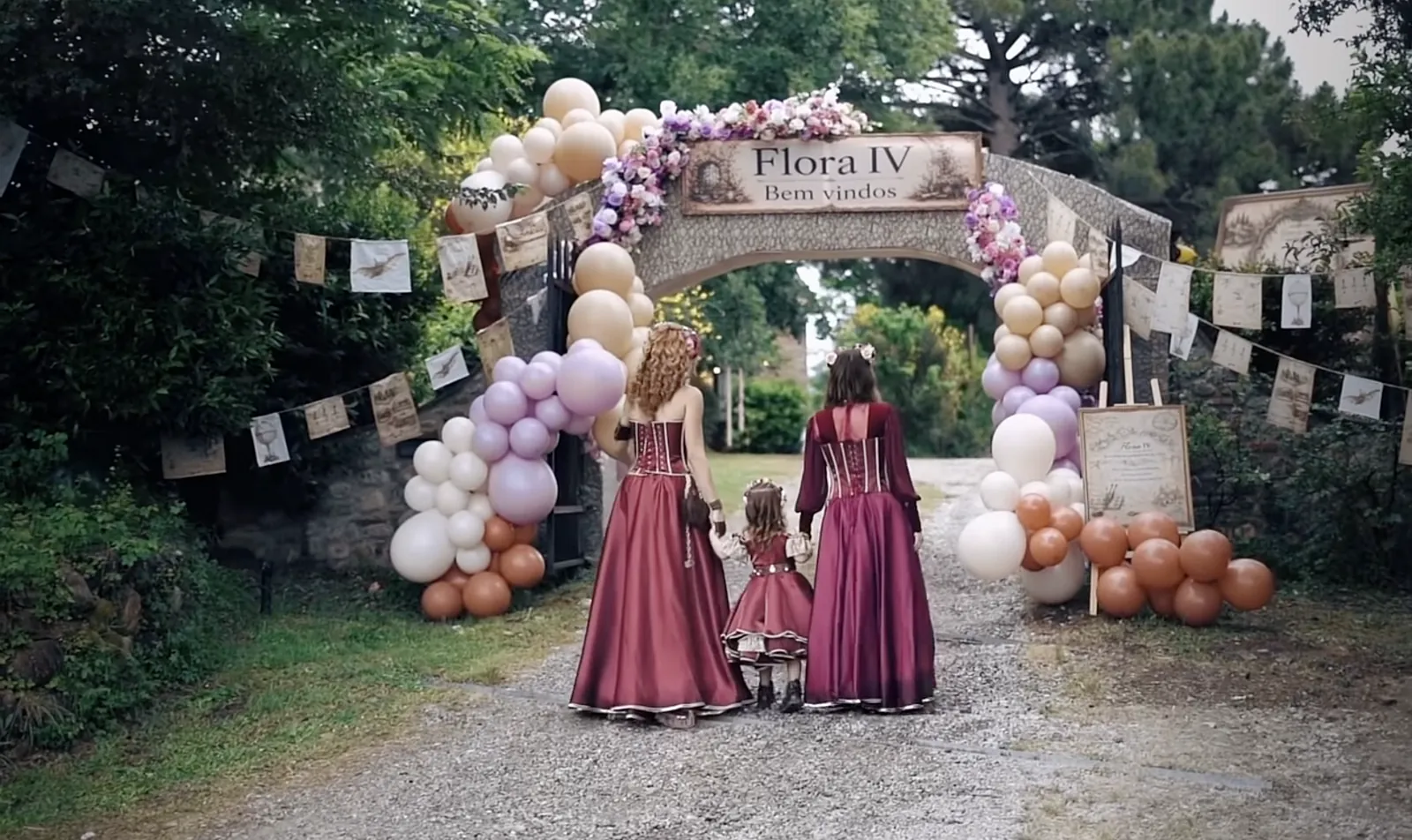 Arco floreale d'ingresso dell'evento «Flora»