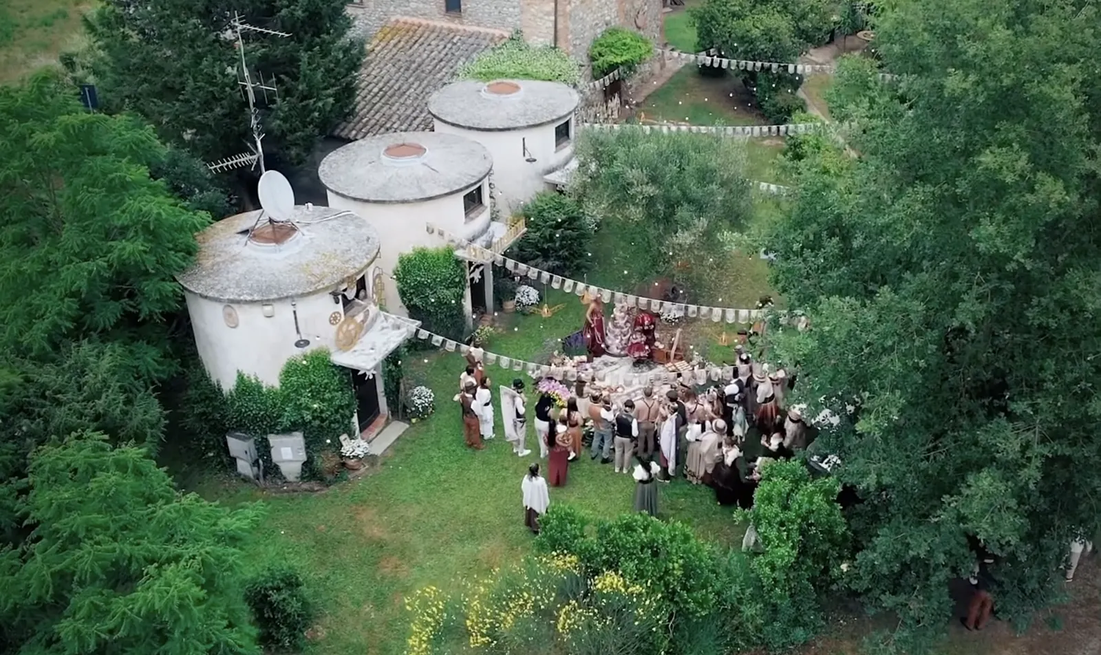 Cerimonia tra le case in pietra del borgo, vista aerea