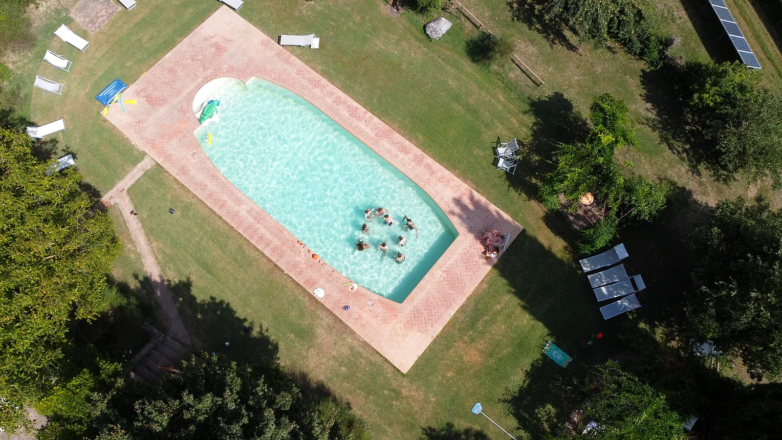 La piscina del Borgo Santa Maria vista dal drone, dall’alto in verticale