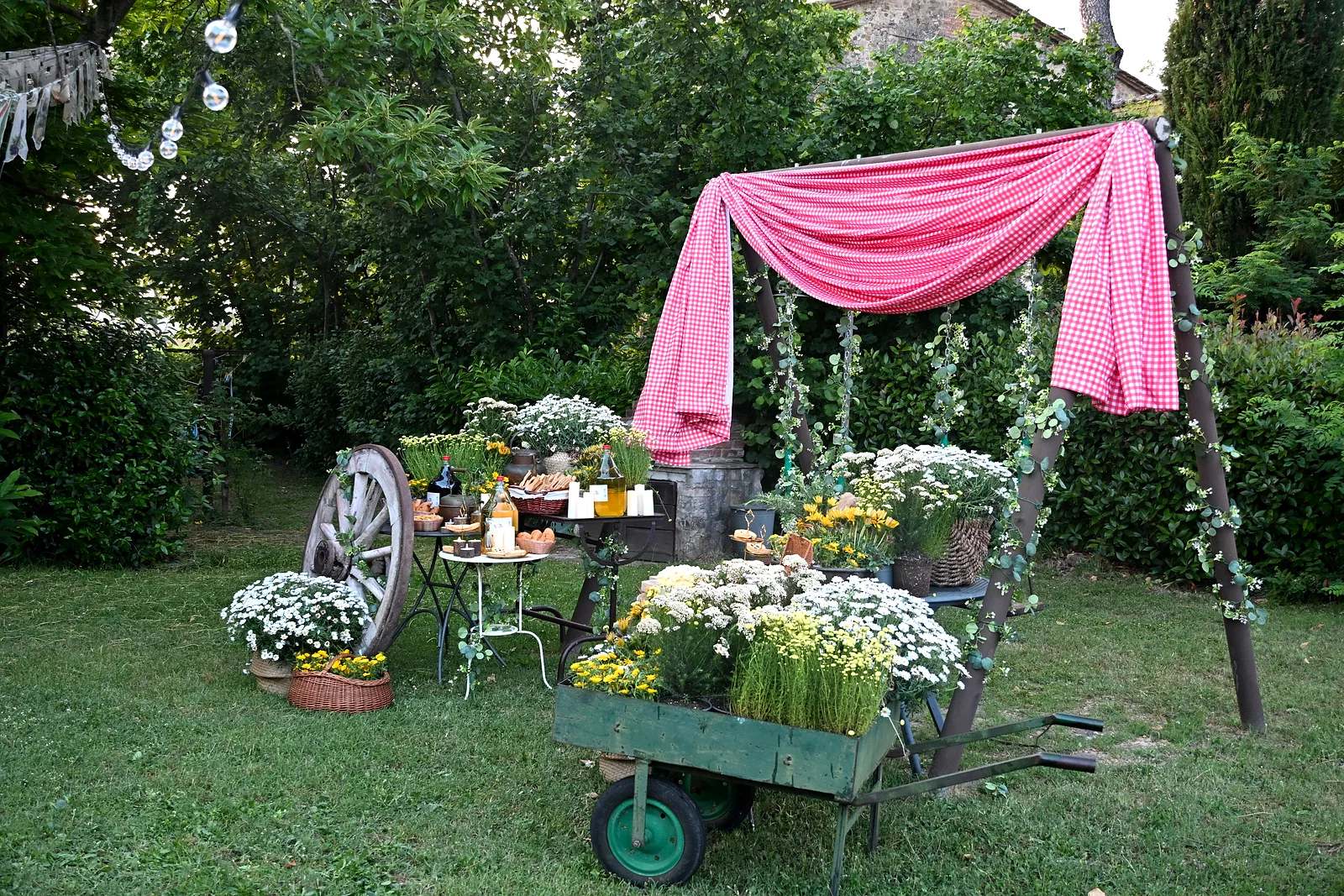 Drappi e fiori bianchi per l’allestimento