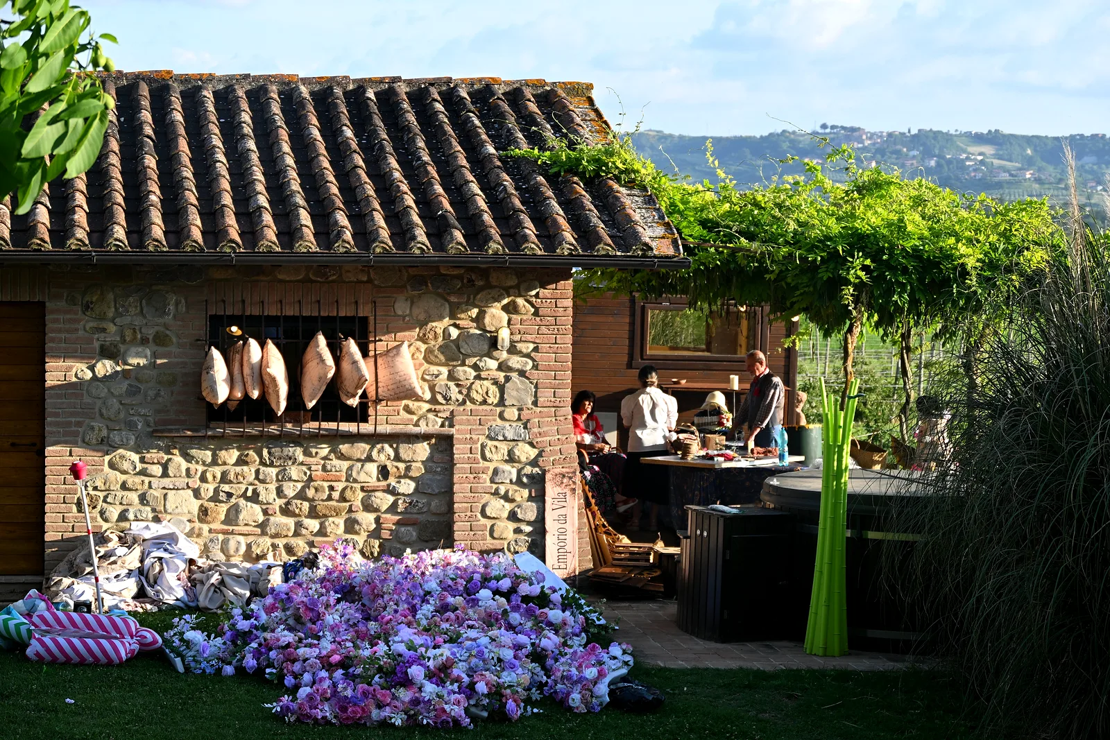 Allestimento di un ricevimento al Borgo Santa Maria — La loggia in pietra e i fiori per l’allestimento
