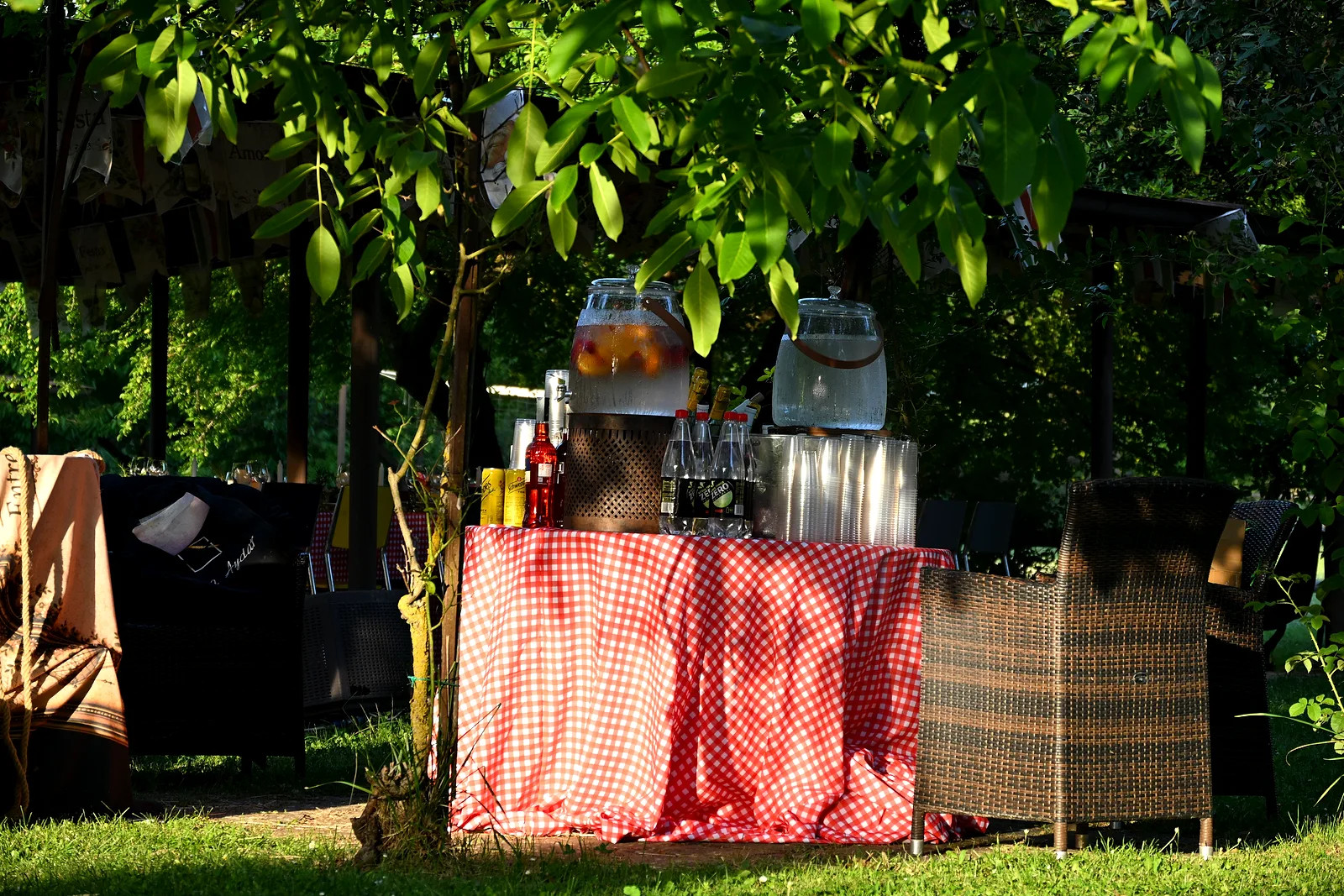 Allestimento di un ricevimento al Borgo Santa Maria — L’angolo bar allestito nel parco