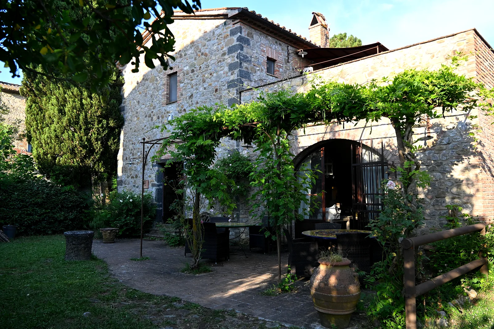 Allestimento di un ricevimento al Borgo Santa Maria — Una casa del borgo, con il glicine