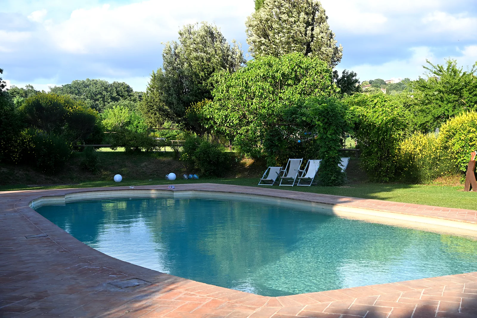 Allestimento di un ricevimento al Borgo Santa Maria — La piscina, in uso esclusivo durante l’evento