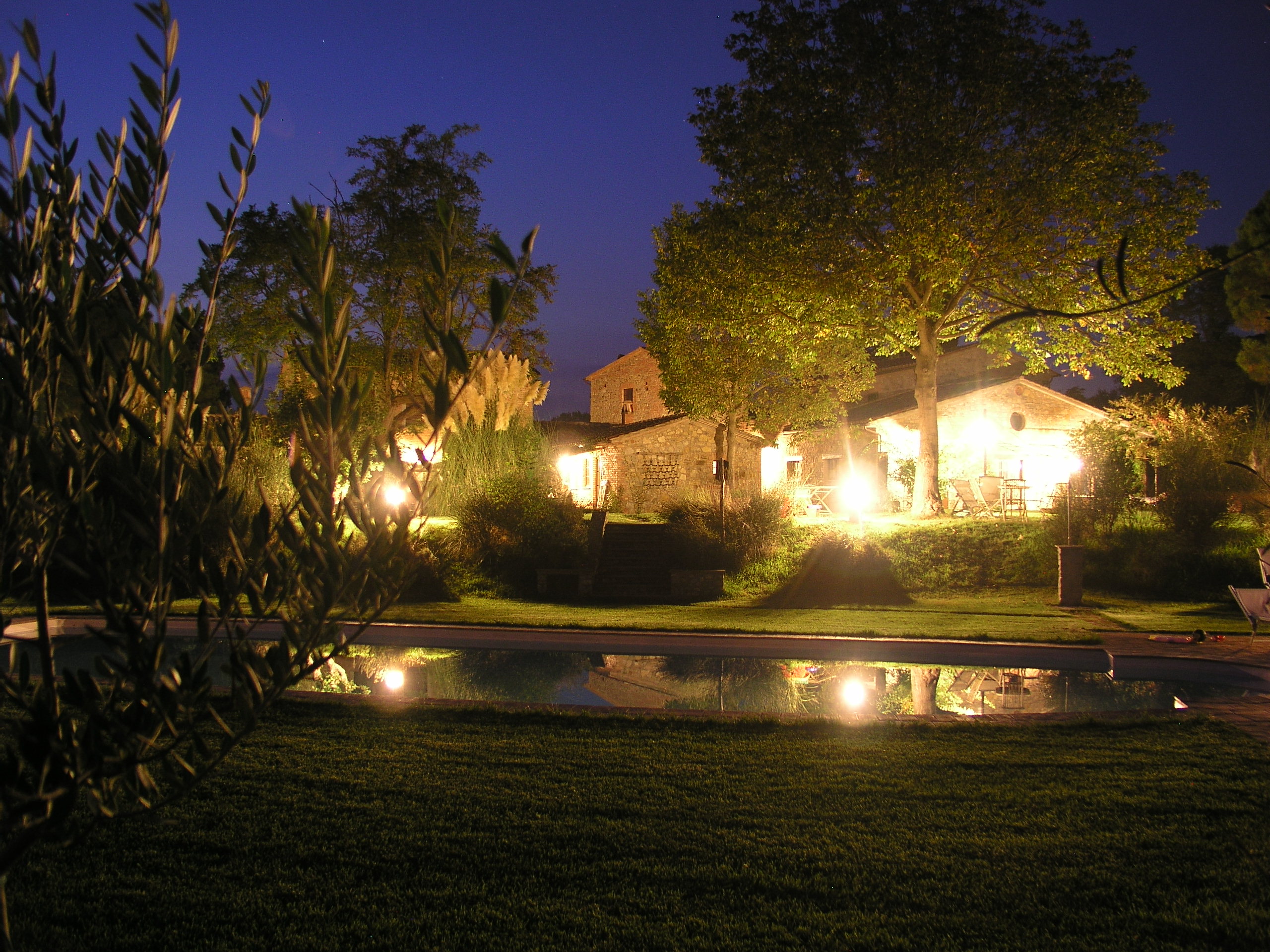 La piscina di notte con le case illuminate